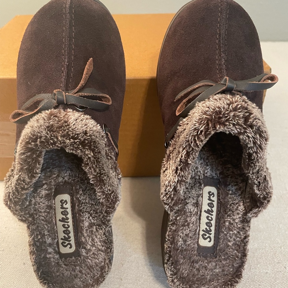 Skechers Women's Dark Brown Furry Mule Clogs - Picture 13 of 14